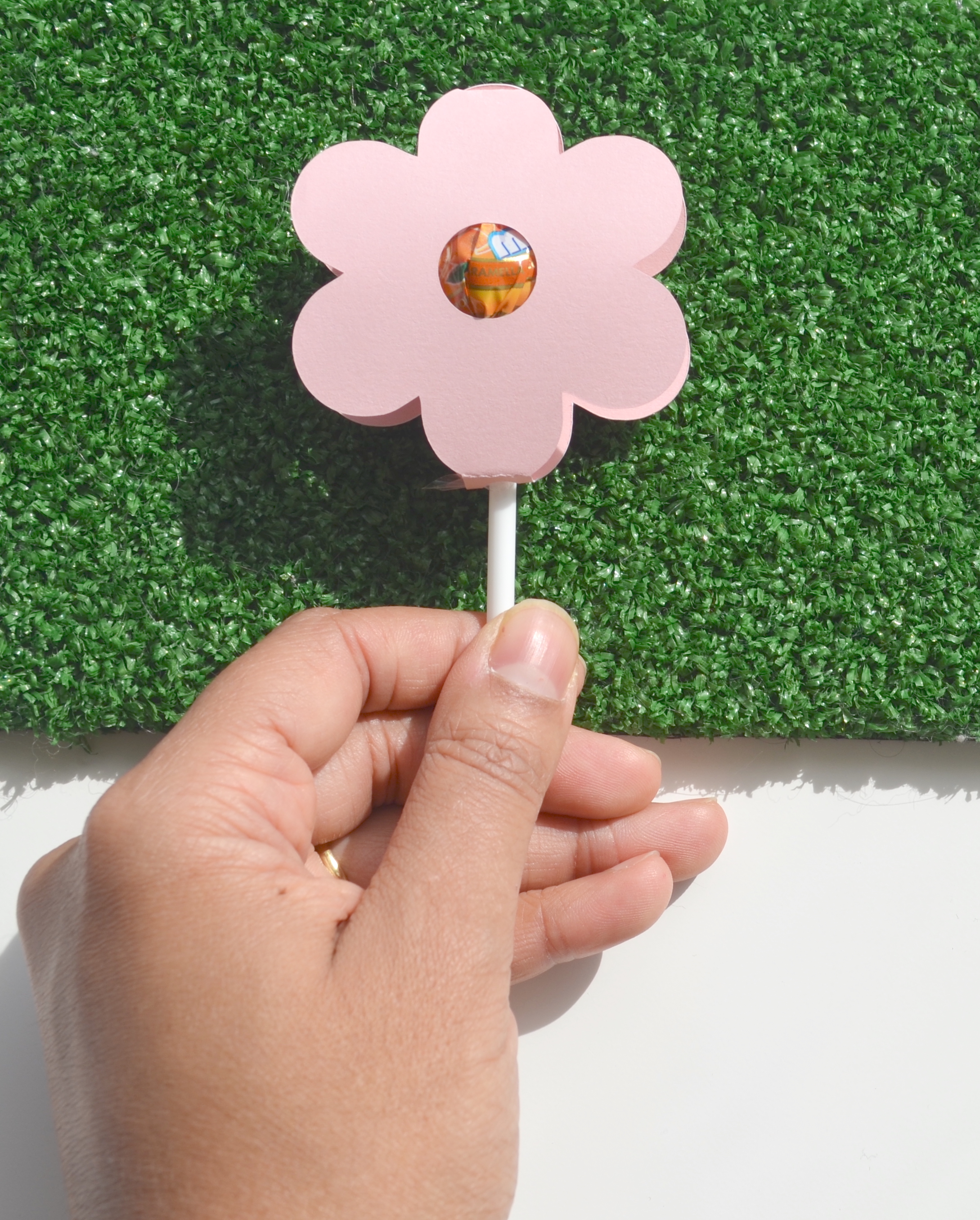 Cricut Flower Lollipop Holder- Free SVG – The Little Pomegranate | Rumana